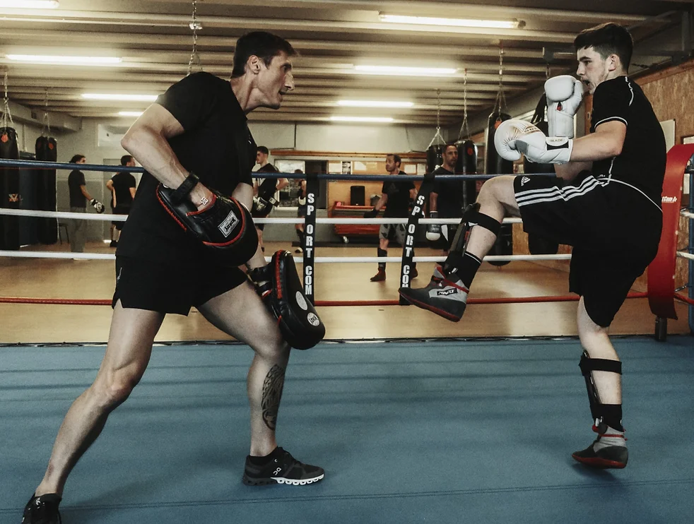 Femme étirement du dos posture de l'enfant